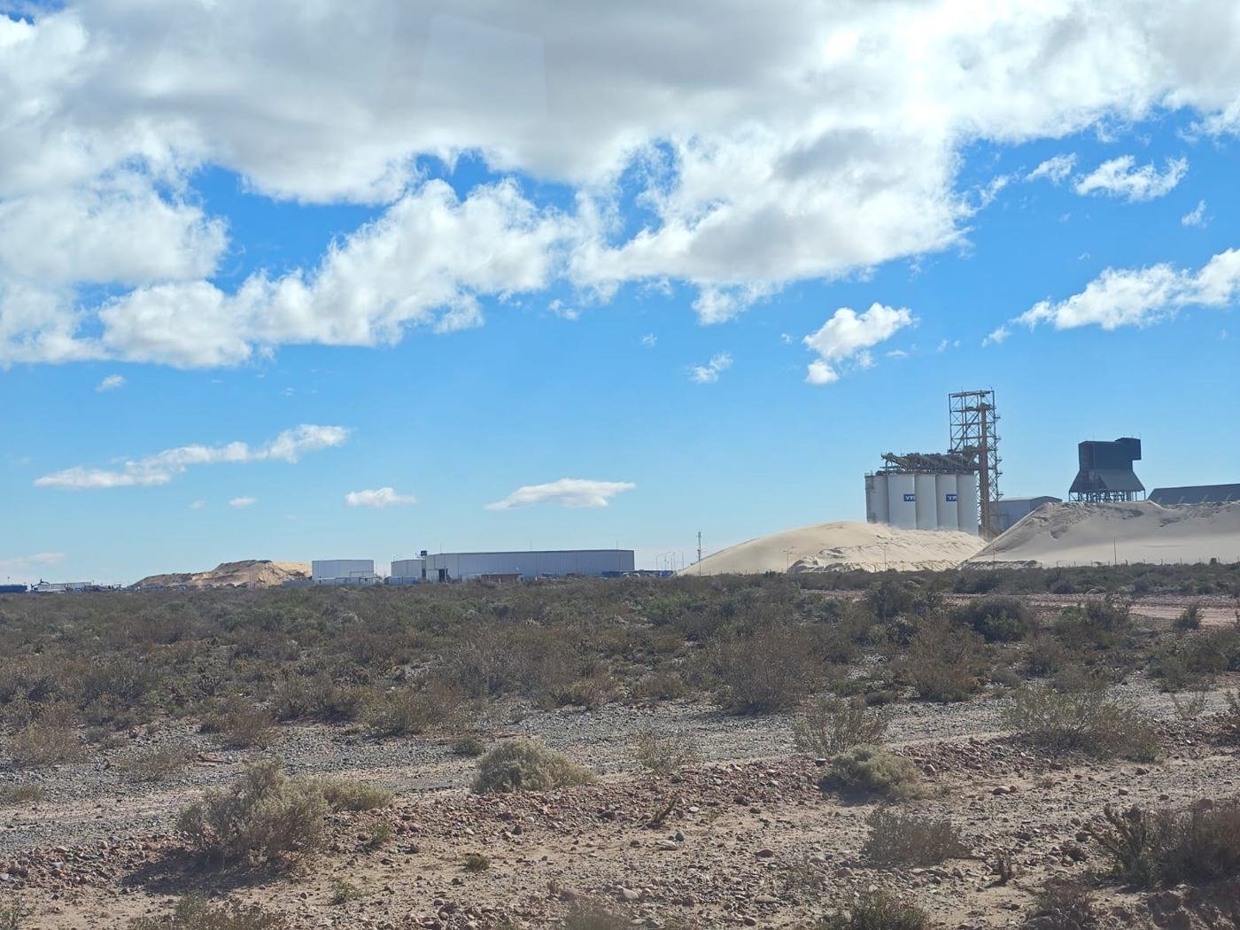 Planta de arena y silos en la zona de Vaca Muerta, vista desde la ruta