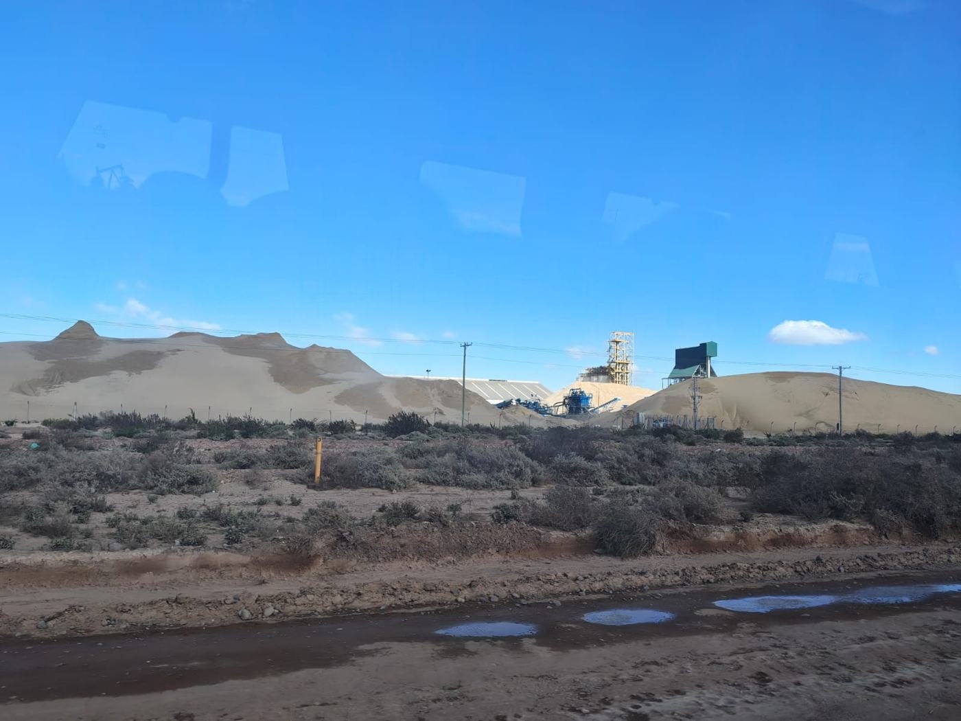 Acopios de arena y planta de procesamiento en la cuenca neuquina