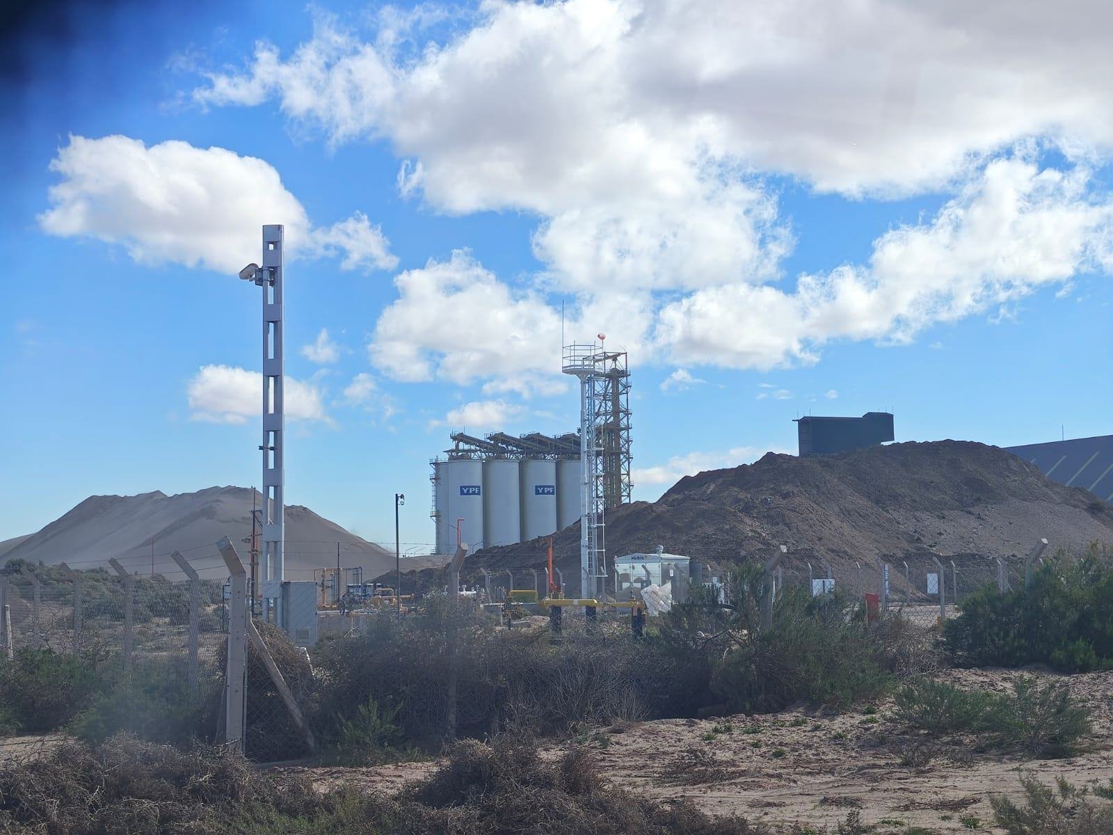 Silos de arena y torre de carga en un yacimiento de Vaca Muerta